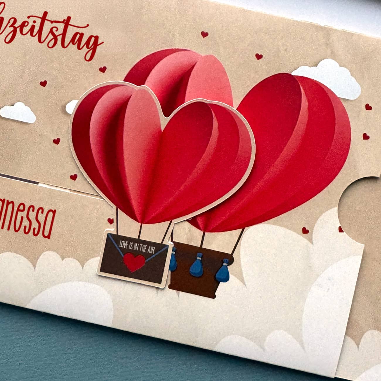 Gutschein-Ziehkarte zum Valentinstag mit Heißluftballons in Herzform