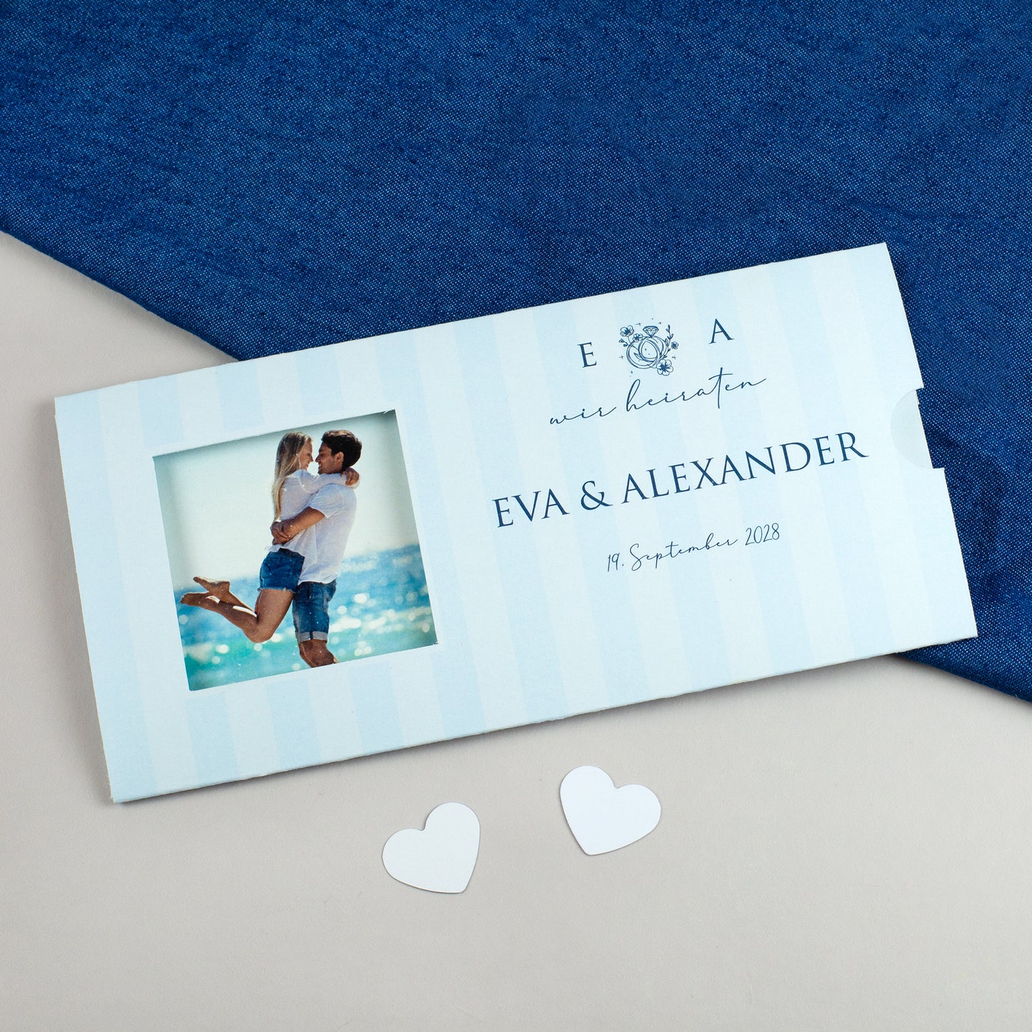 Personalisierte Ziehkarte als Hochzeitseinladung in Blau mit Foto, Namen und Datum auf der Vorderseite