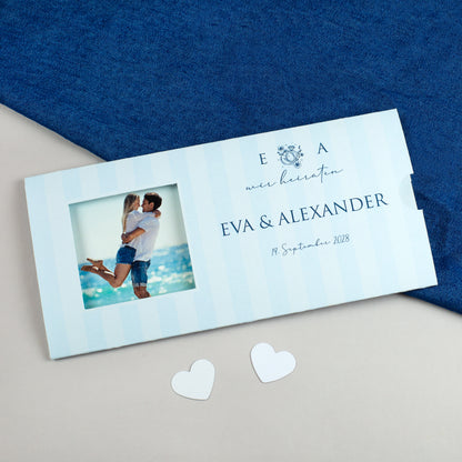 Personalisierte Ziehkarte als Hochzeitseinladung in Blau mit Foto, Namen und Datum auf der Vorderseite