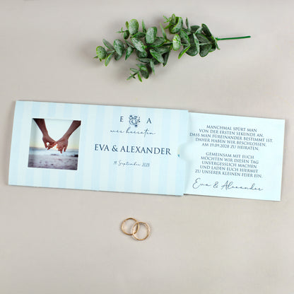 Geöffnete Ziehkarte Hochzeitseinladung in Blau mit Foto und personalisiertem Innenteil