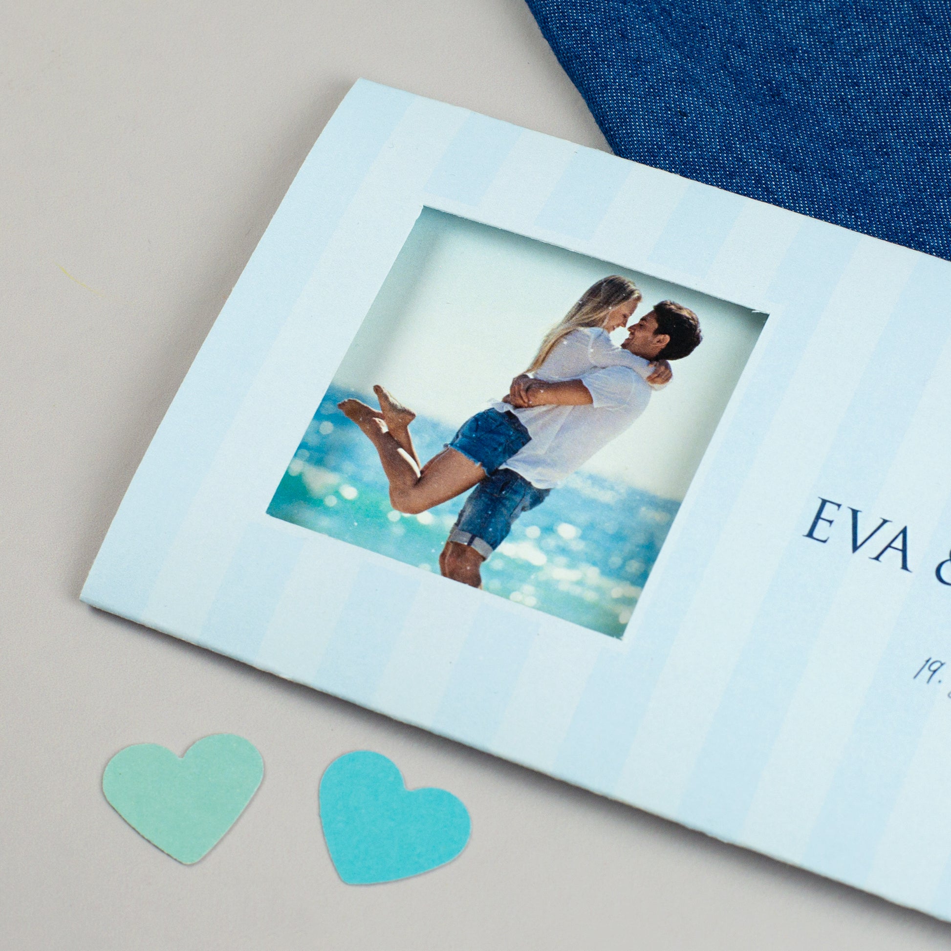 Detailansicht Foto auf der Vorderseite der Ziehkarte Hochzeitseinladung in Blau