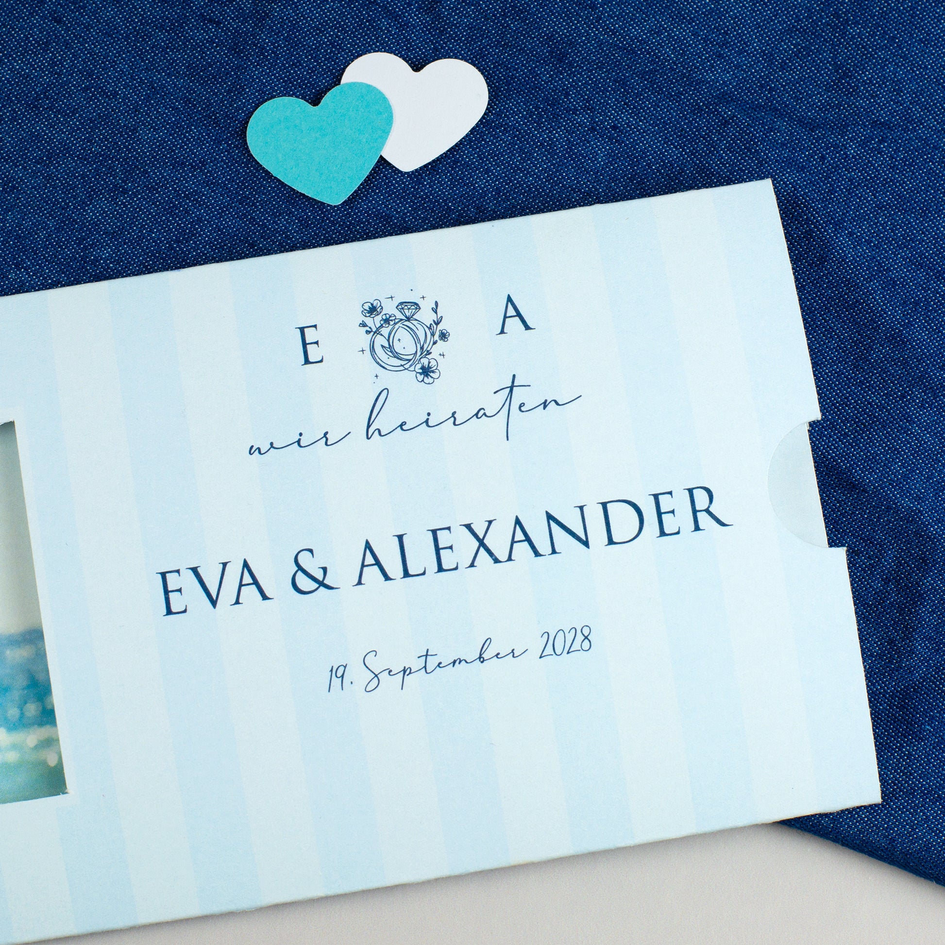 Detailansicht Personalisierung mit Initialen, Namen und Datum auf der blauen Ziehkarte Hochzeitseinladung