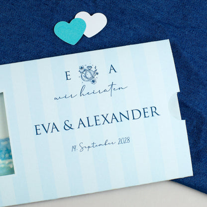 Detailansicht Personalisierung mit Initialen, Namen und Datum auf der blauen Ziehkarte Hochzeitseinladung