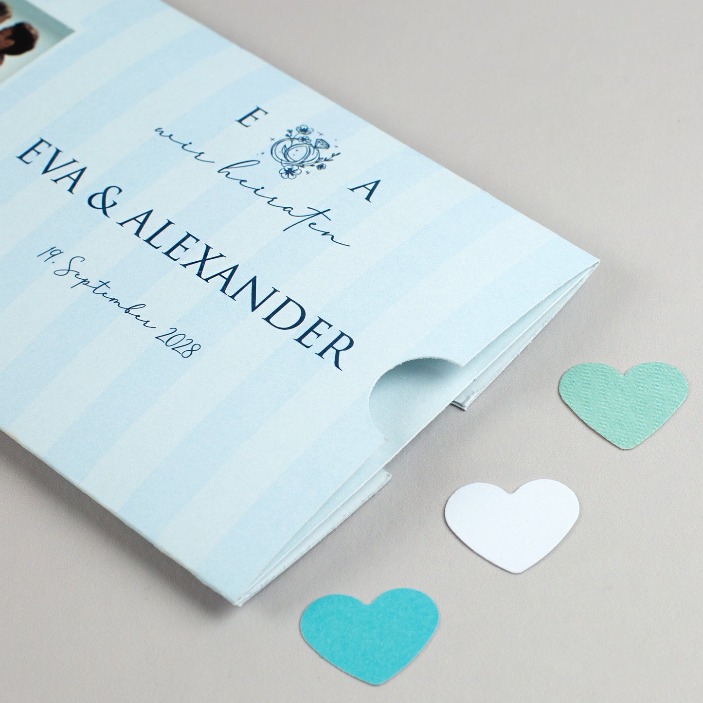 Detailansicht Schlitz zum Herausziehen des Innenteils bei der Ziehkarte Hochzeitseinladung