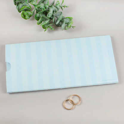 Rückseite der Ziehkarte Hochzeitseinladung in Blau mit dezentem Streifenmuster