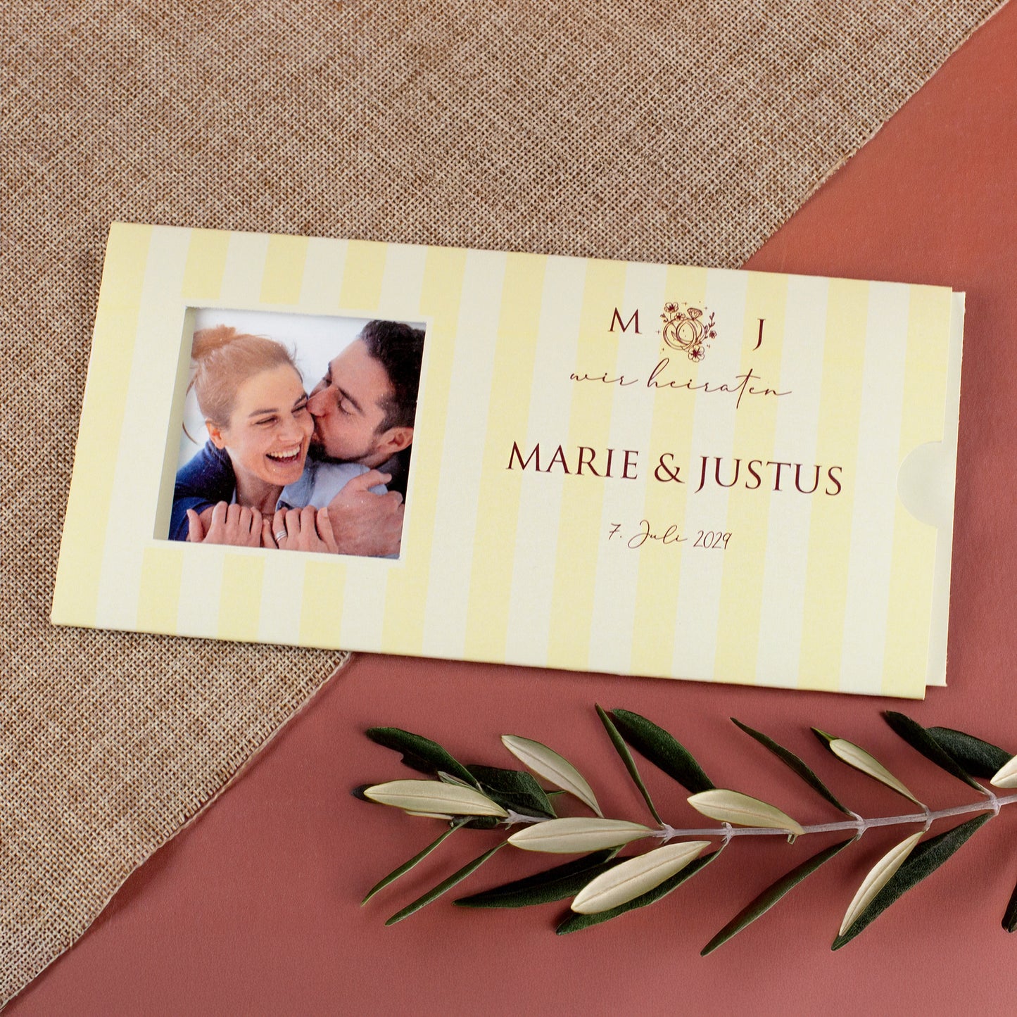 Personalisierte Ziehkarte Hochzeitseinladung in Gelb mit Foto, Namen und Datum auf der Vorderseite