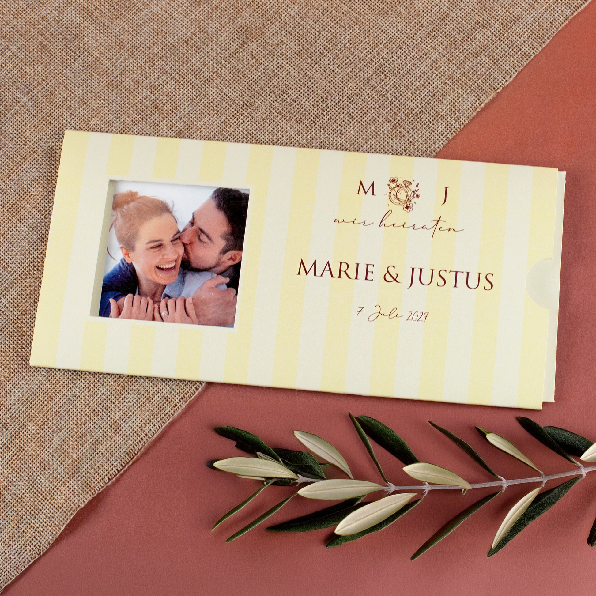 Personalisierte Ziehkarte Hochzeitseinladung in Gelb mit Foto, Namen und Datum auf der Vorderseite