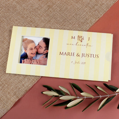Personalisierte Ziehkarte Hochzeitseinladung in Gelb mit Foto, Namen und Datum auf der Vorderseite