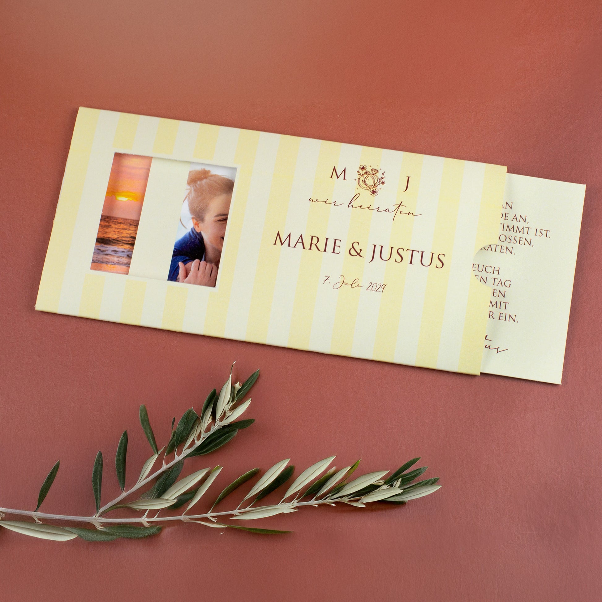 Hochzeitseinladung als Ziehkarte in Gelb leicht geöffnet, Einschieber mit zweitem Foto sichtbar