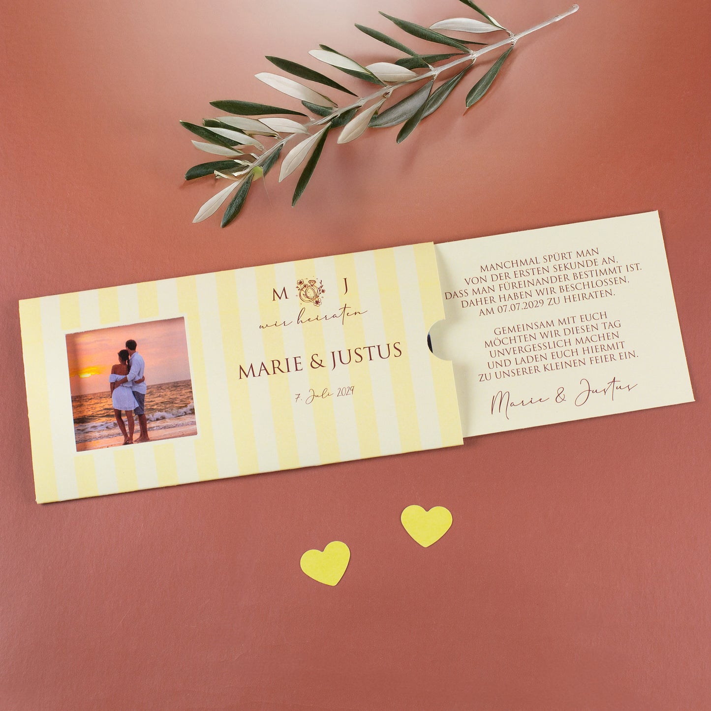 Detailansicht Innenteil der Ziehkarte mit gedrucktem Einladungstext und Unterschrift