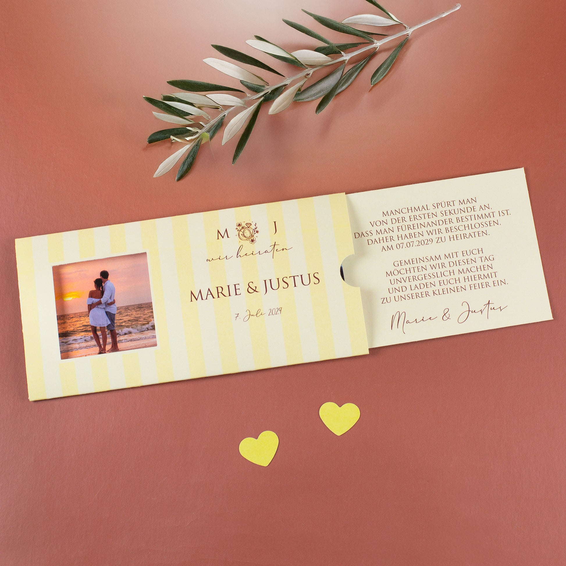 Detailansicht Innenteil der Ziehkarte mit gedrucktem Einladungstext und Unterschrift