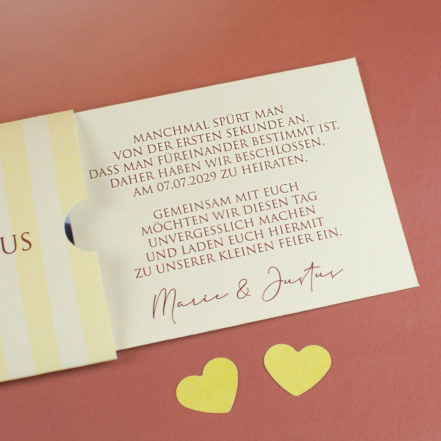 Detailansicht Innenteil der Ziehkarte mit gedrucktem Einladungstext und Unterschrift