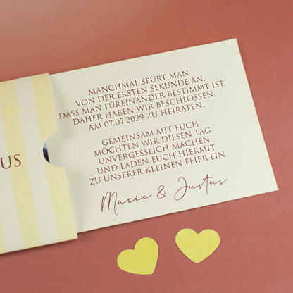 Detailansicht Innenteil der Ziehkarte mit gedrucktem Einladungstext und Unterschrift