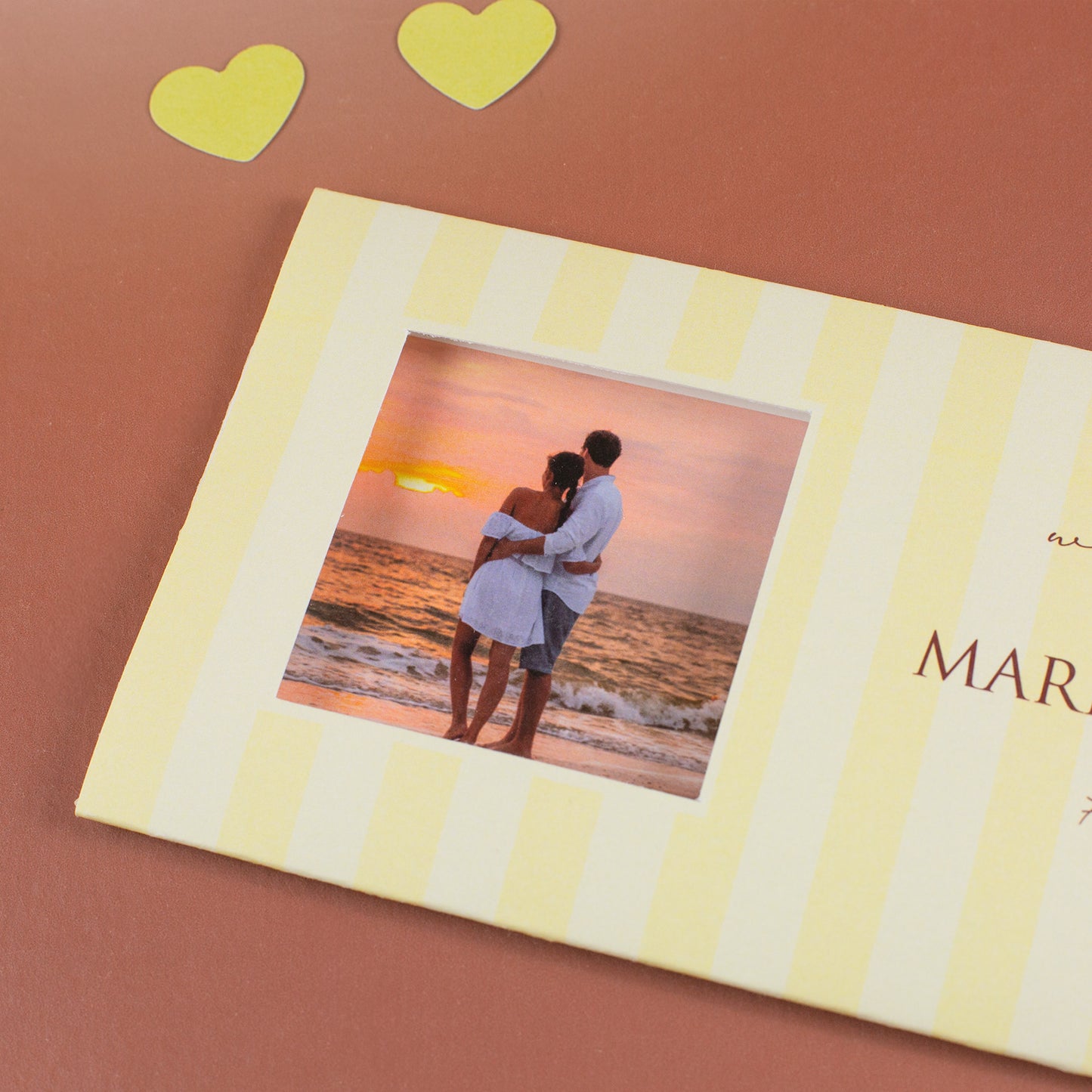 Detailansicht Fotoausschnitt auf der Vorderseite der gelben Hochzeitseinladung