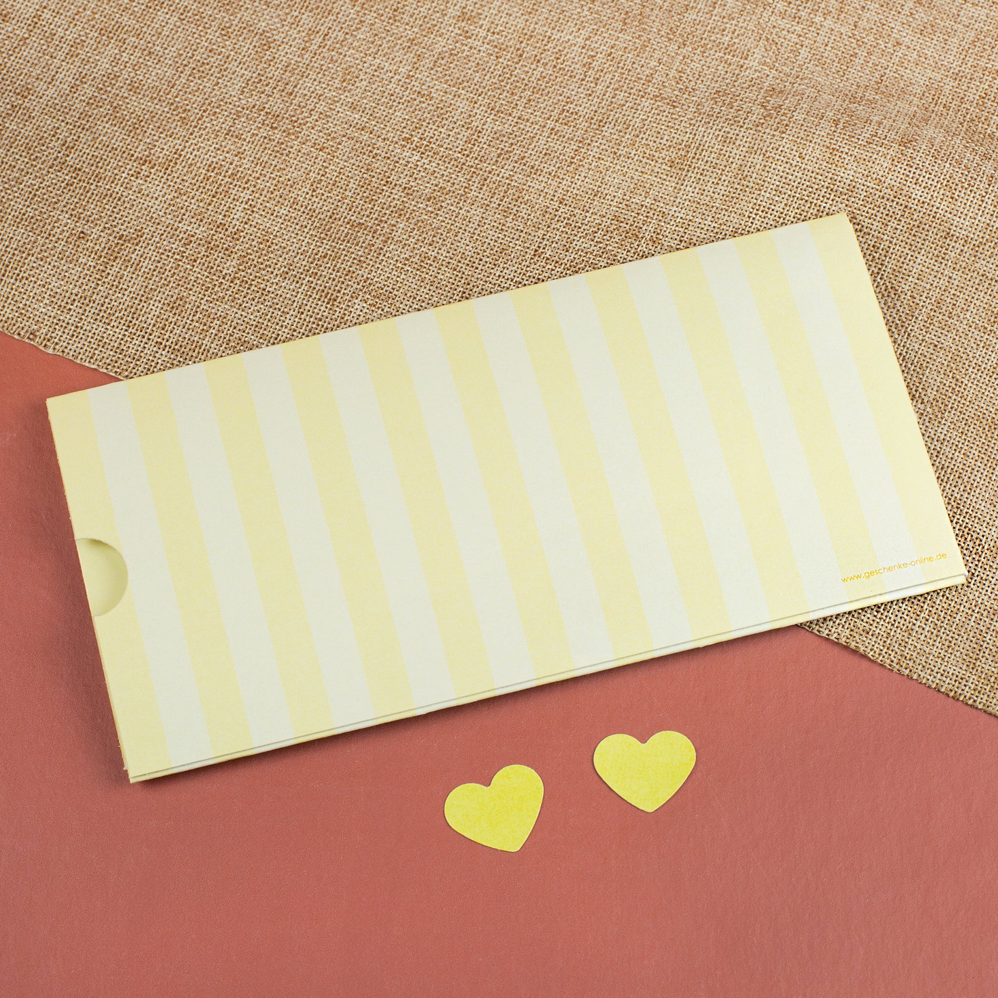 Rückseite der Ziehkarte Hochzeitseinladung in Gelb mit Streifenmuster und Schlitzöffnung