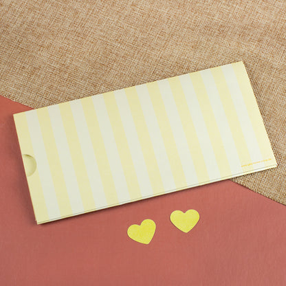 Rückseite der Ziehkarte Hochzeitseinladung in Gelb mit Streifenmuster und Schlitzöffnung