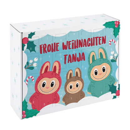 Freisteller des personalisierbaren Adventskalenders „Frohe Weihnachten“ mit niedlichem Monster-Design, 24 Türchen, Beispielname „Tanja“, weiße Hintergrundfreistellung.