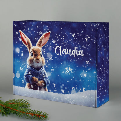 Personalisierter Adventskalender mit Name Claudia und Hase im Schnee mit blauem Jäckchen