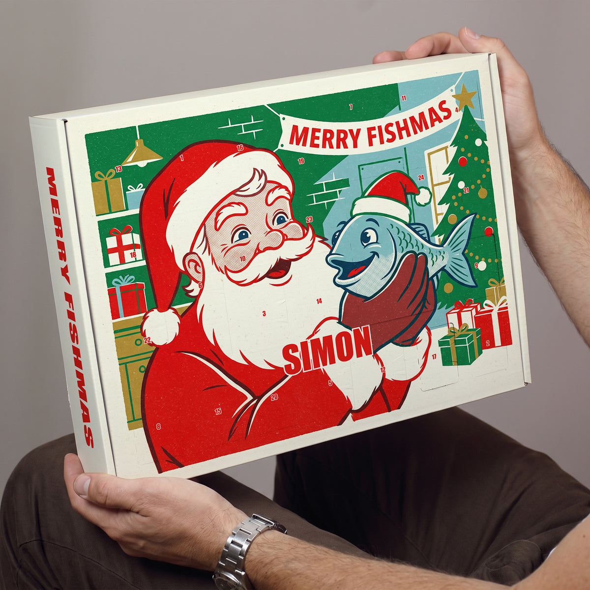 Mann hält Adventskalender für Angler mit Name Simon, Weihnachtsmann und Fisch Motiv