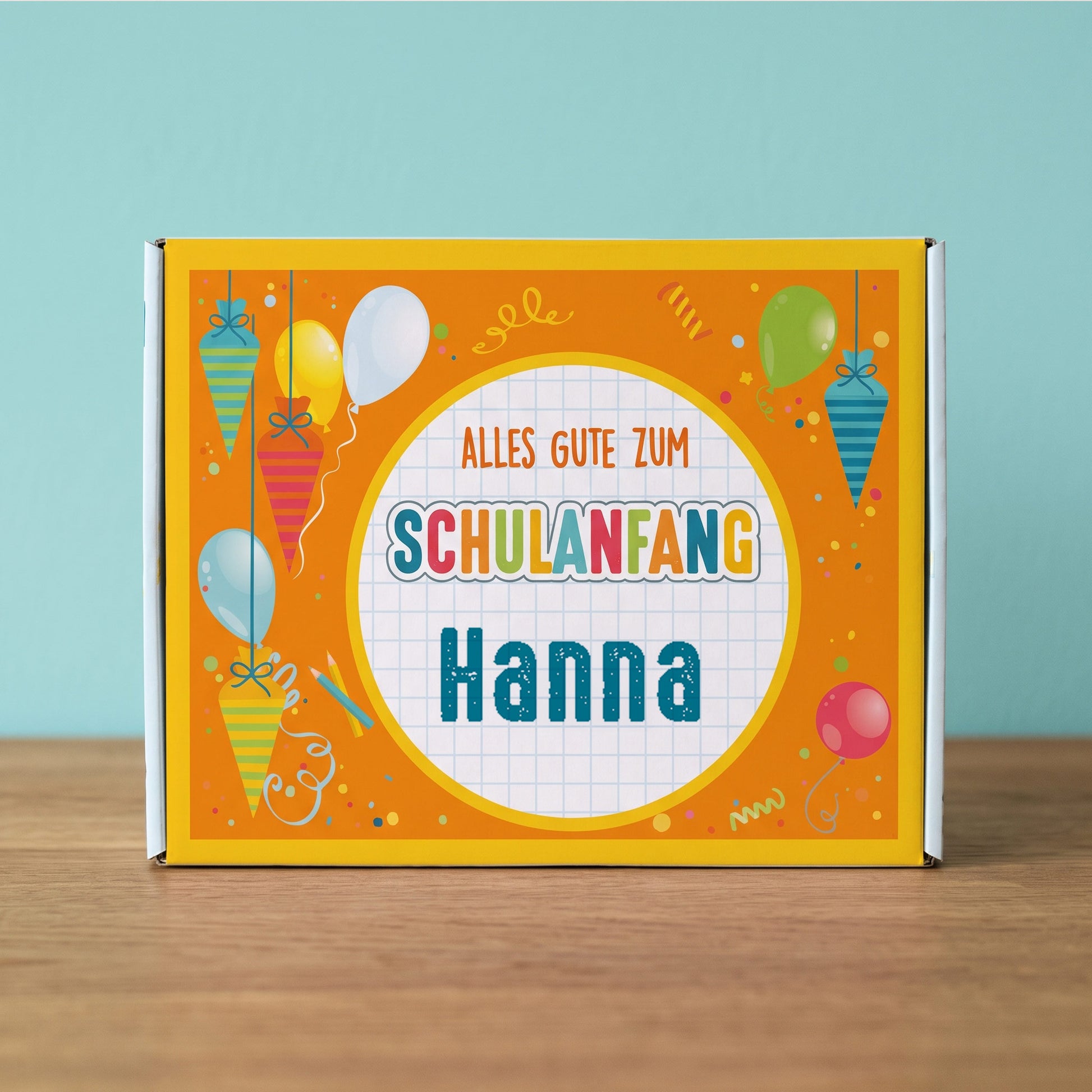 Kleiner personalisierter Geschenkkarton mit Name und farbenfrohem Schulanfang-Motiv