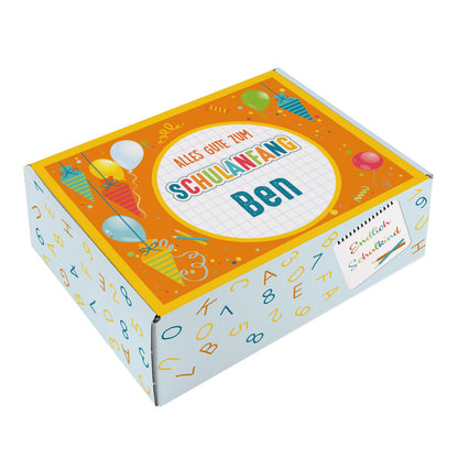 Kleine personalisierte Geschenkbox mit Wunschname, Schultüten, Luftballons und bunten Buchstaben als Motiv