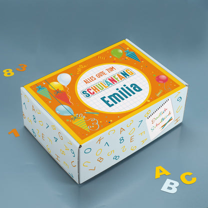 Kleine Pappbox mit Wunschname und buntem Motiv aus Schultüten, Luftballons und Konfetti