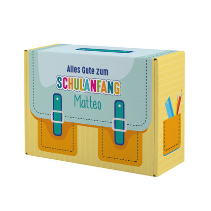 Kleine gelb Geschenkverpackung zur Einschulung im Schulranzen-Design mit Name personalisiert