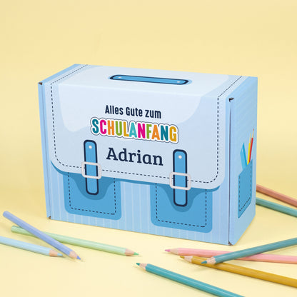 Kleine blaue Geschenkbox zur Einschulung im Schulranzen-Design mit Wunschname