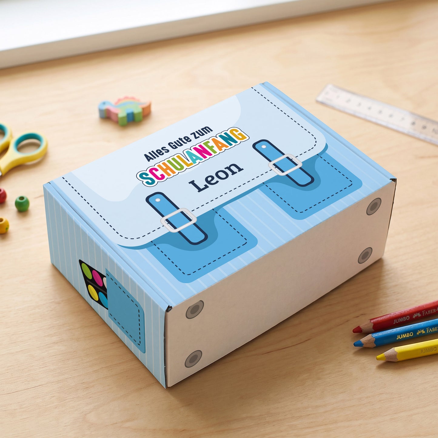 Kleine blaue Aufbewahrungsbox aus Pappe zur Einschulung mit Name und Schulranzen Design bedruckt