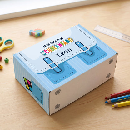 Kleine blaue Aufbewahrungsbox aus Pappe zur Einschulung mit Name und Schulranzen Design bedruckt