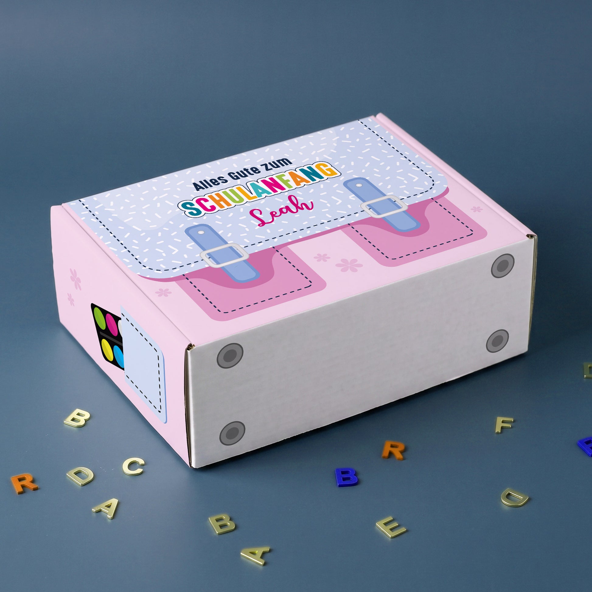 Kleine rosa Geschenkbox zur Einschulung mit Name im Schulranzen Design