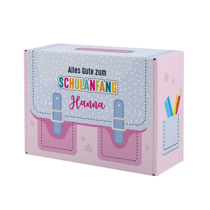 Kleine rosa Geschenkverpackung zur Einschulung im Schulranzen-Design mit Name personalisiert