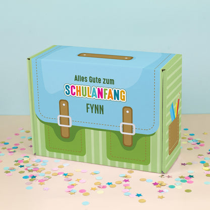 Kleine grüne Geschenkverpackung zur Einschulung im Schulranzen-Design mit Name