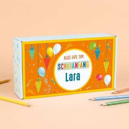Mittlerer personalisierter Geschenkkarton mit Wunschname, buntem Schulanfang-Motiv
