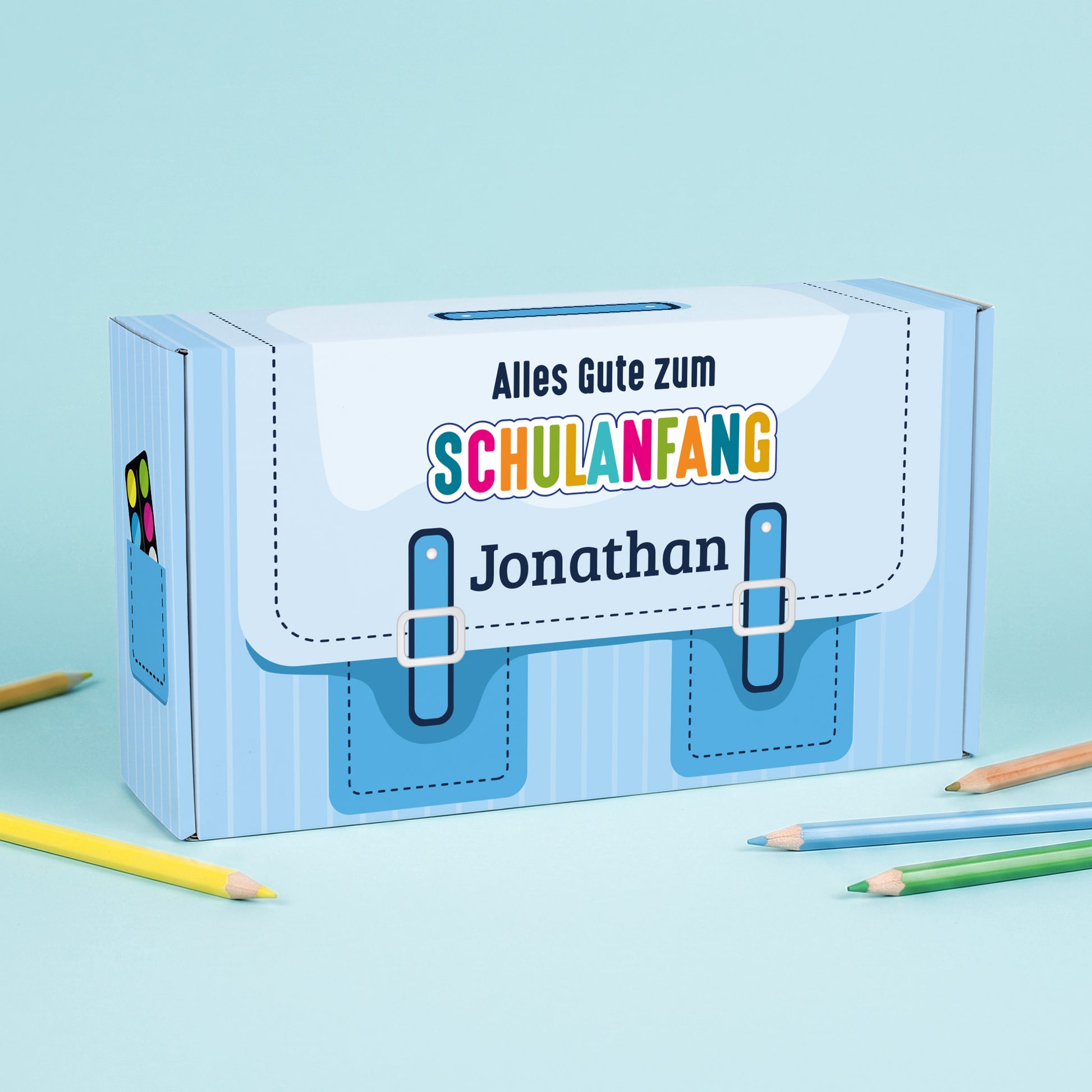 Mittlere blaue Geschenkbox im Schulranzen-Design zum Schulanfang mit Name