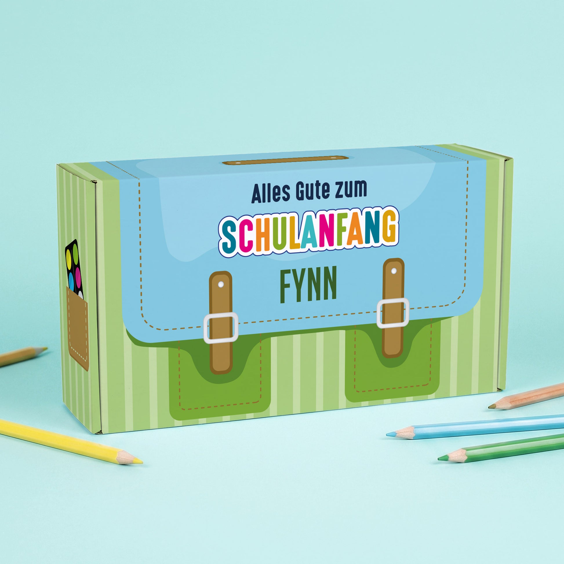 Mittlere grüne Geschenkbox zur Einschulung im Schulranzen-Design mit Name