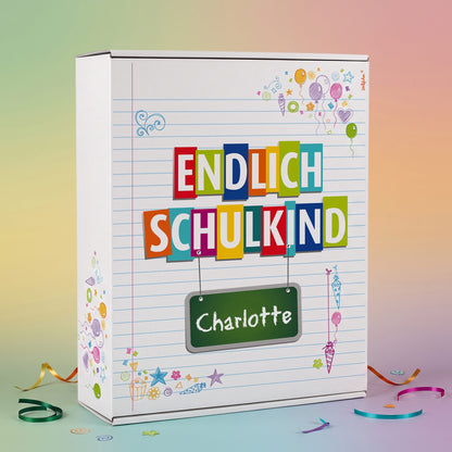 Großer weißer Pappkarton mit buntem Schulmotiv, Endlich Schulkind und Wunschnamen bedruckt