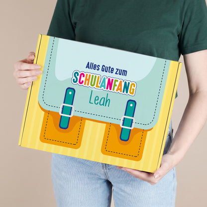 Große personalisierte Aufbewahrungsbox aus Pappe zur Einschulung in Gelb mit Schulranzen-Design und Wunschname