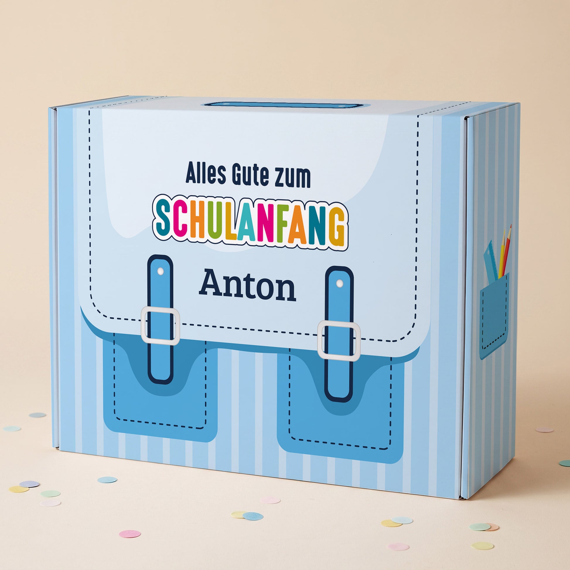 Große blaue Geschenkverpackung zur Einschulung mit Schulranzen-Motiv und Name