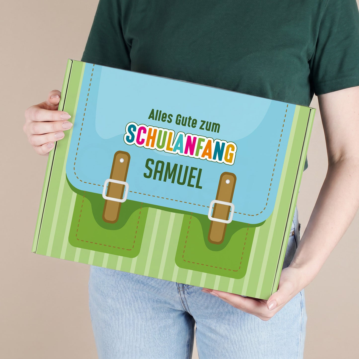 Große grüne Geschenkbox zur Einschulung im Schulranzen Design mit Wunschname bedruckt