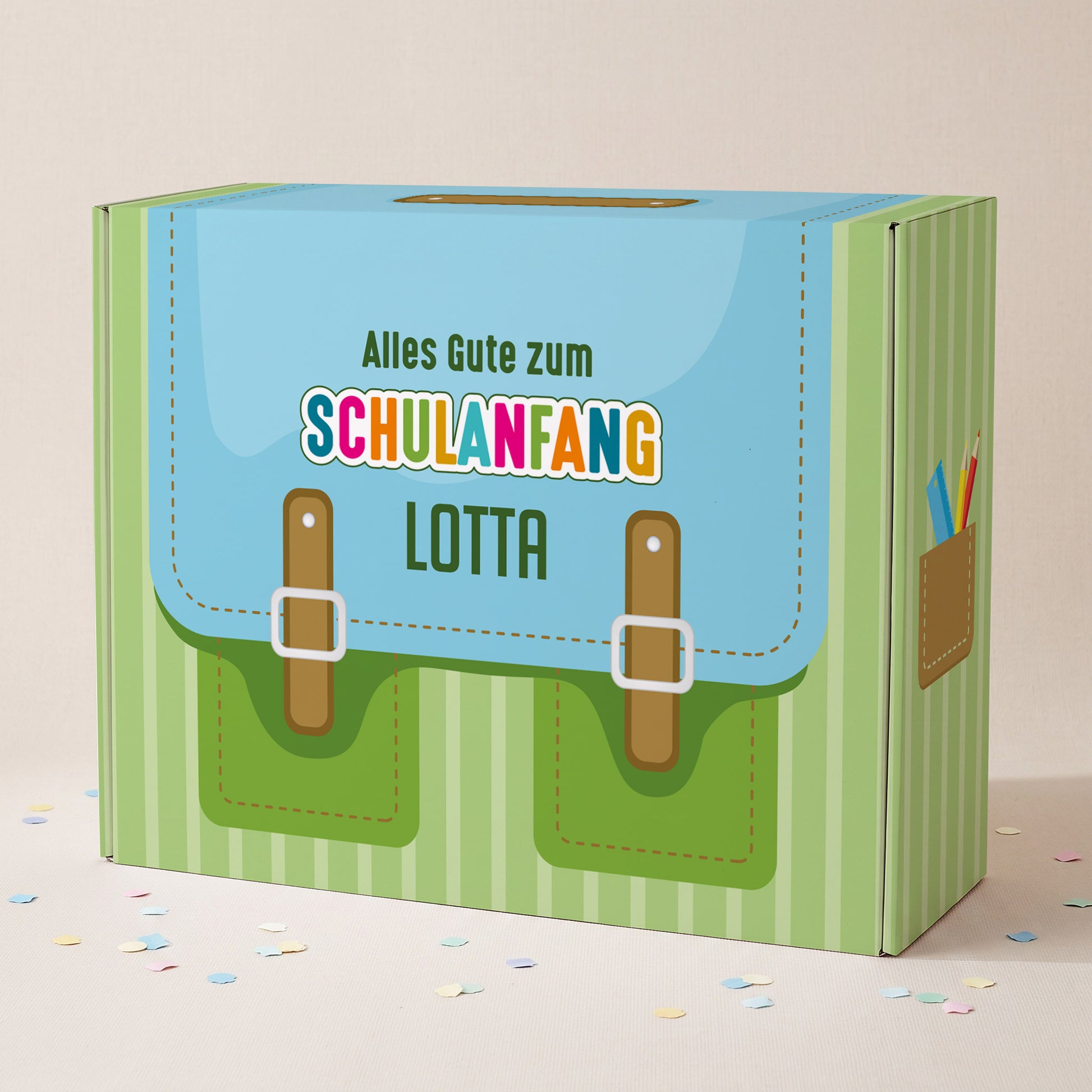 Große grüne Geschenkverpackung zur Einschulung im Schulranzen-Design mit Wunschname