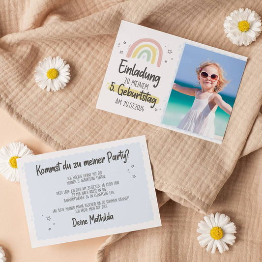 Einladungskarte zum Kindergeburtstag mit Foto und Regenbogenmotiv