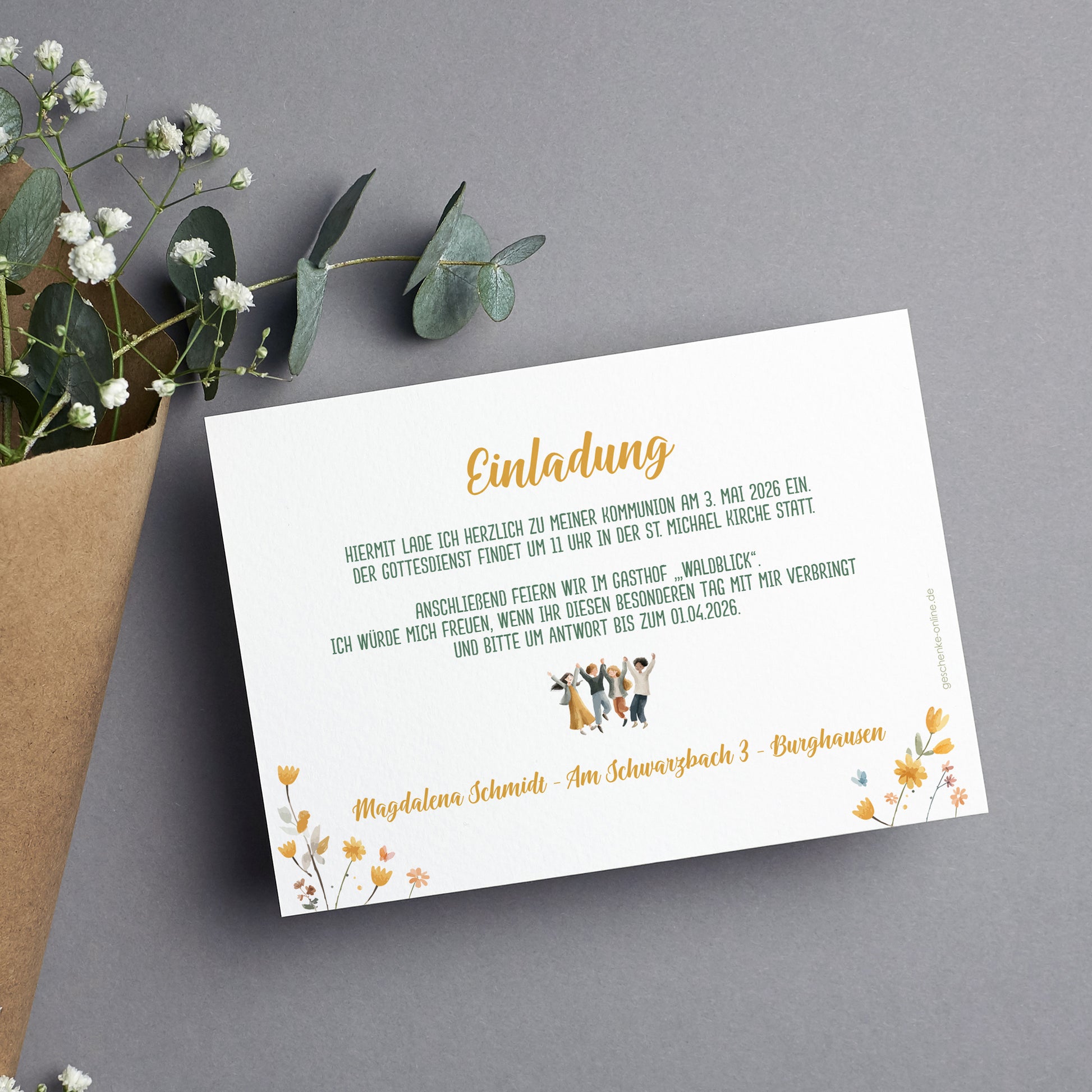 Rückseite Einladungskarte Kommunion mit Text – Blumenmotiv unten und kleiner Kindergruppe in der Mitte