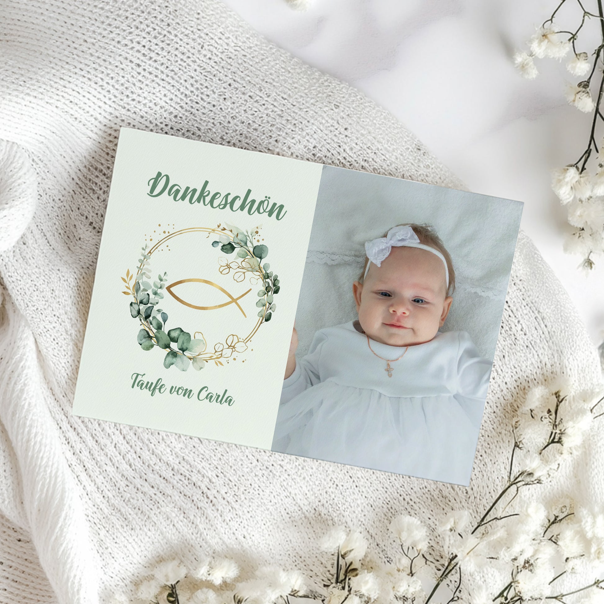 Personalisierte Dankeskarte zur Taufe mit Babyfoto und Name, Ichthys Fisch im Eukalyptuskranz im neutralen Design