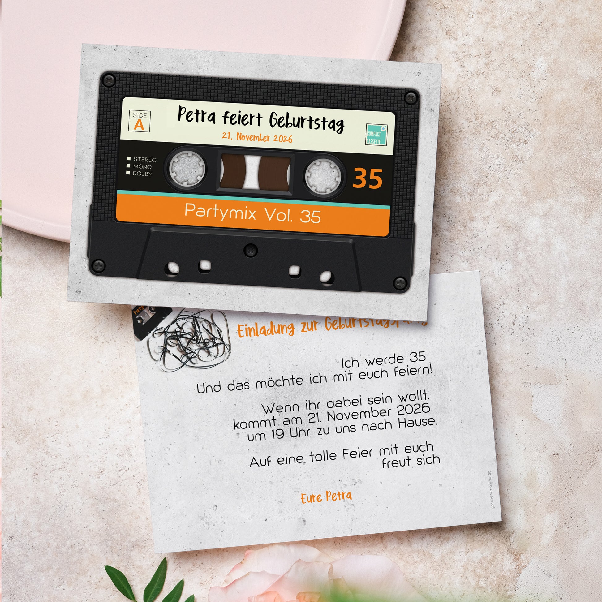 Personalisierte Einladungskarte Geburtstag mit Retro Kassette Motiv und Wunschtext Vorderseite