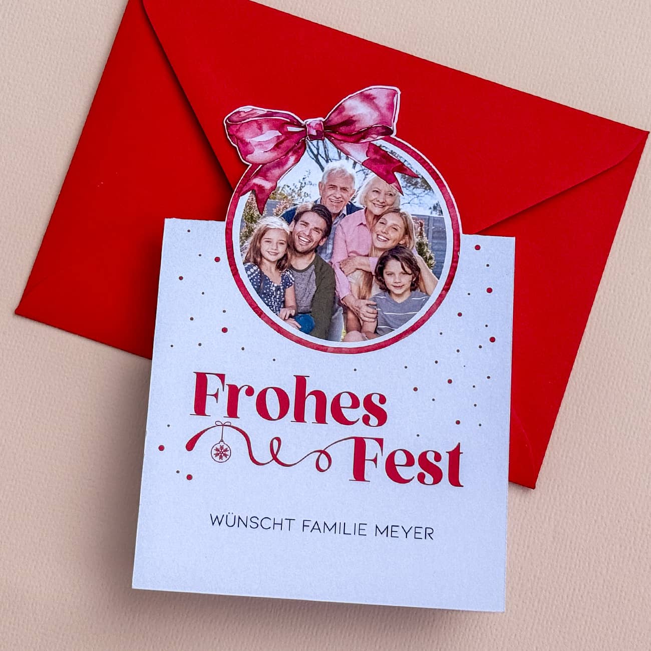  Foto-Weihnachtskarte mit Weihnachtskugel und Schleife