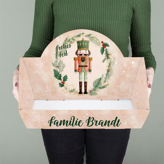 Geschenkkorb mit Nussknacker-Motiv und Wunschname, von Person gehalten