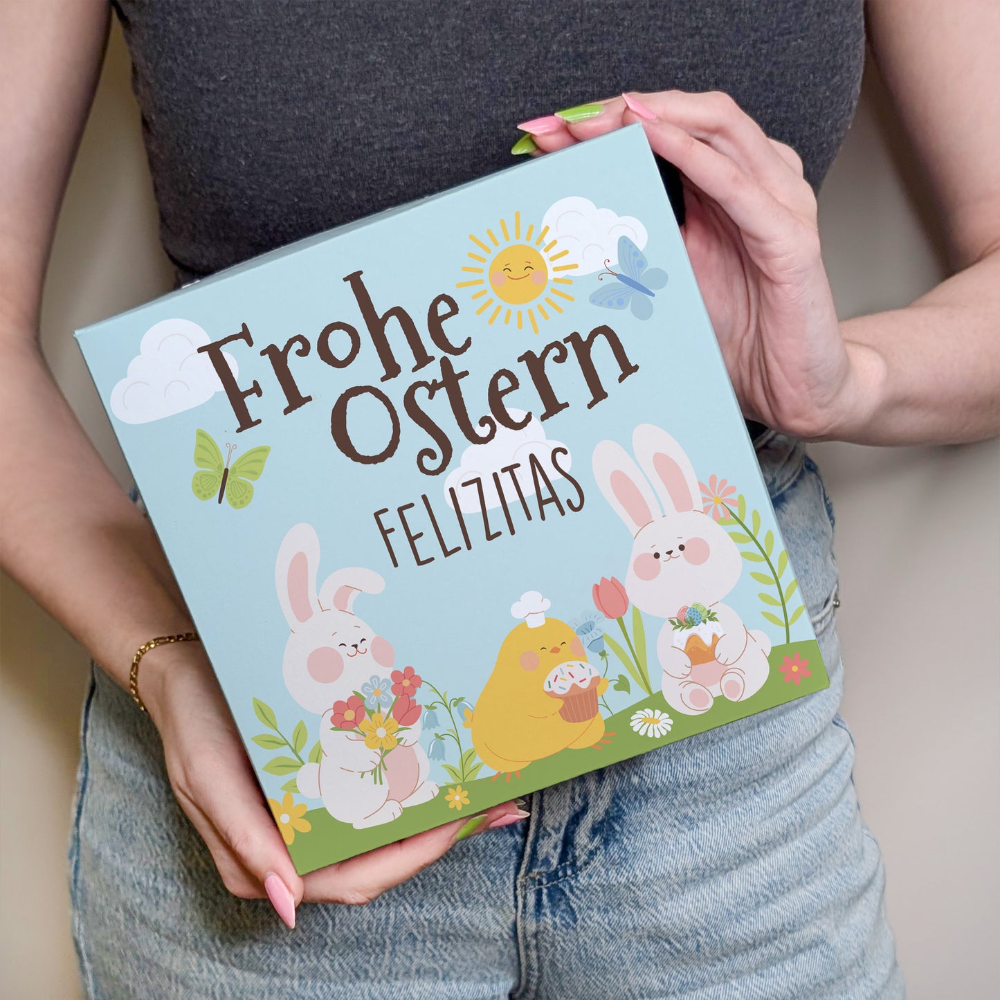 Personalisierte Geschenkbox Frohe Ostern mit Hasenmotiv und Name wird in den Händen gehalten