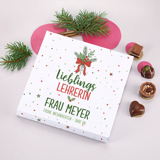 Personalisierte Lindt Pralinenschachtel zu Weihnachten mit Motiv „Lieblingsmensch“ und individuellem Wunschtext, dekoriert mit Tannengrün.