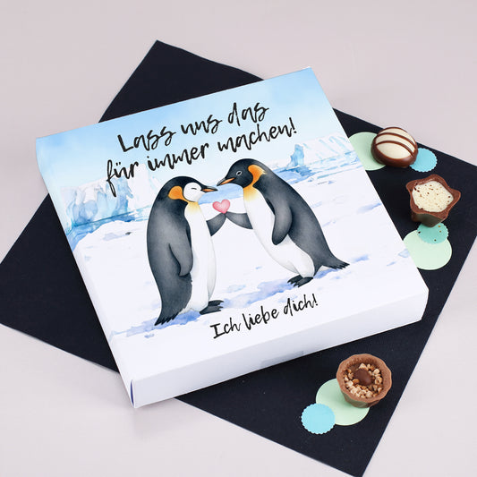 Pralinenbox zum Valentinstag mit liebevoll gestalteten Pinguinen und Herzmotiv, personalisierbar mit Wunschtext